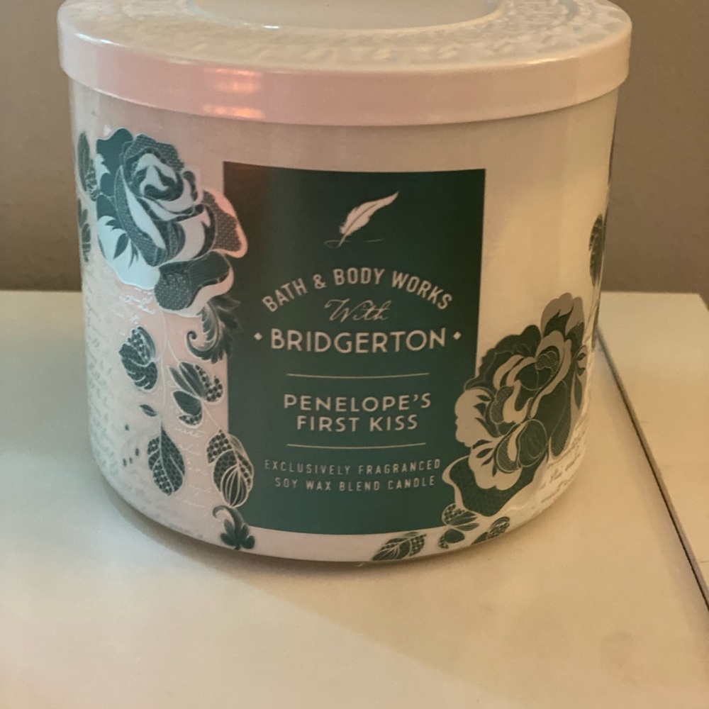 Bath & Body Works Penelope's First Kiss Candle - Green and White